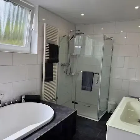 Apartment 95qm Fuer 6, 3 Schlafzimmer, Ruhig & Stadtnah, Parkplatz