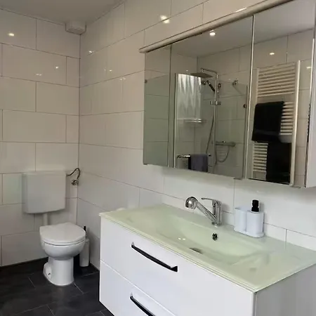 Apartment 95qm Fuer 6, 3 Schlafzimmer, Ruhig & Stadtnah, Parkplatz
