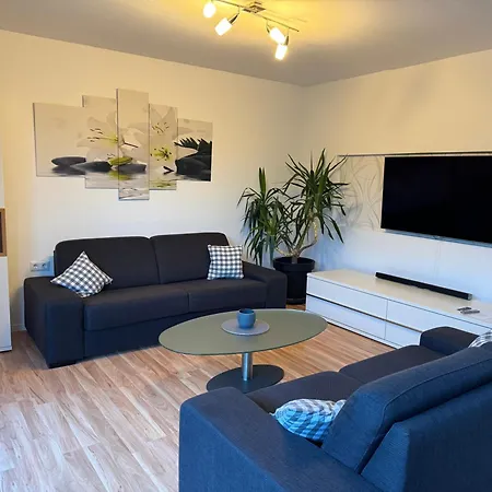 Apartment 95qm Fuer 6, 3 Schlafzimmer, Ruhig & Stadtnah, Parkplatz